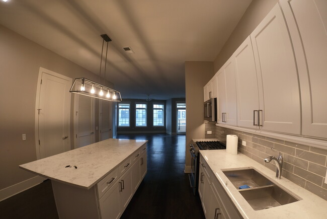 Building Photo - 2050 N Clark St