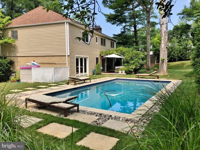 Building Photo - 10309 Bells Mill Terrace