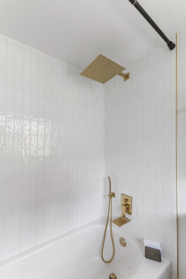 Building Photo - Fully Remodeled 4BR Rambler in Private Fed...