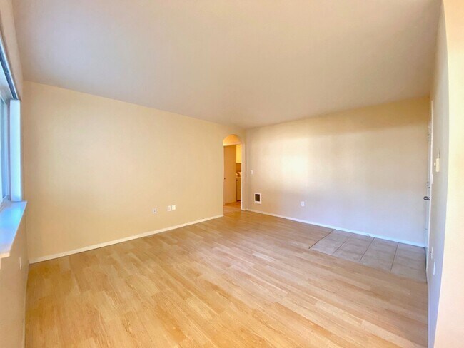 Building Photo - Charming Lake Oswego Unit in Oswego Bay Co...