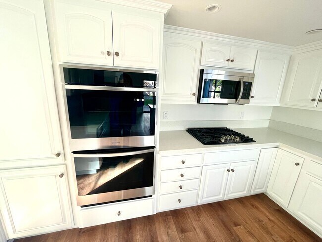 Building Photo - Prestigious Elkhorn Estates Home