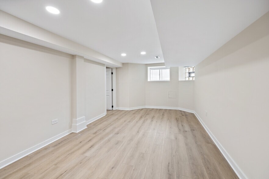 Building Photo - 4737 N Kildare Ave