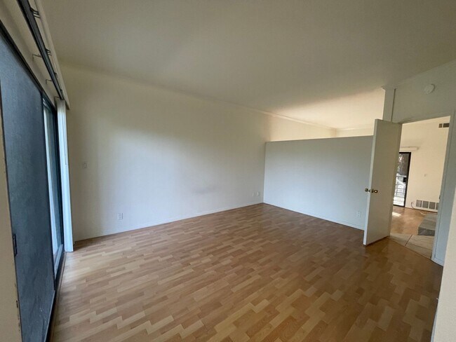 Building Photo - Adorable 1 bed 1 bath Apartment in Agoura Hills!