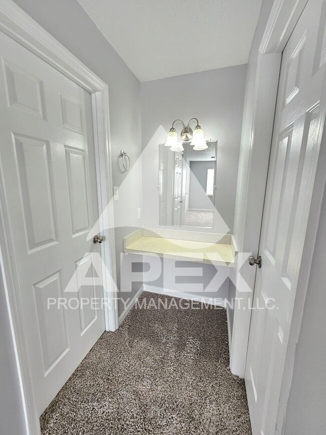 Building Photo - Beautiful 3 Bd 1.5 Ba Duplex Townhouse in ...