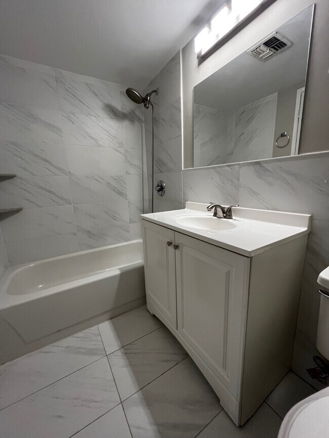 Building Photo - 171 Wellington Ct