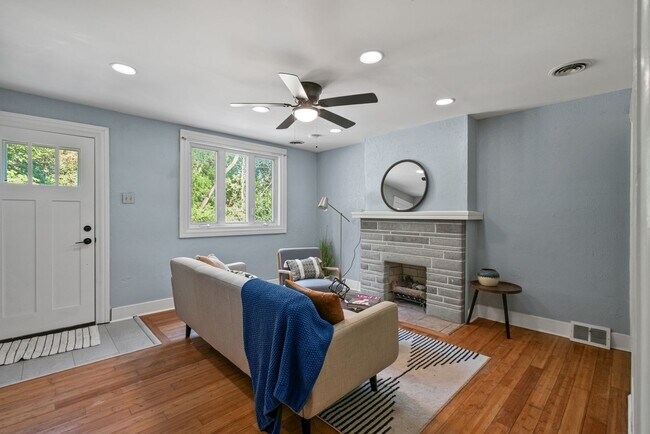 Building Photo - 3 Bedroom House in Southside - Off Street Parking and Central Air