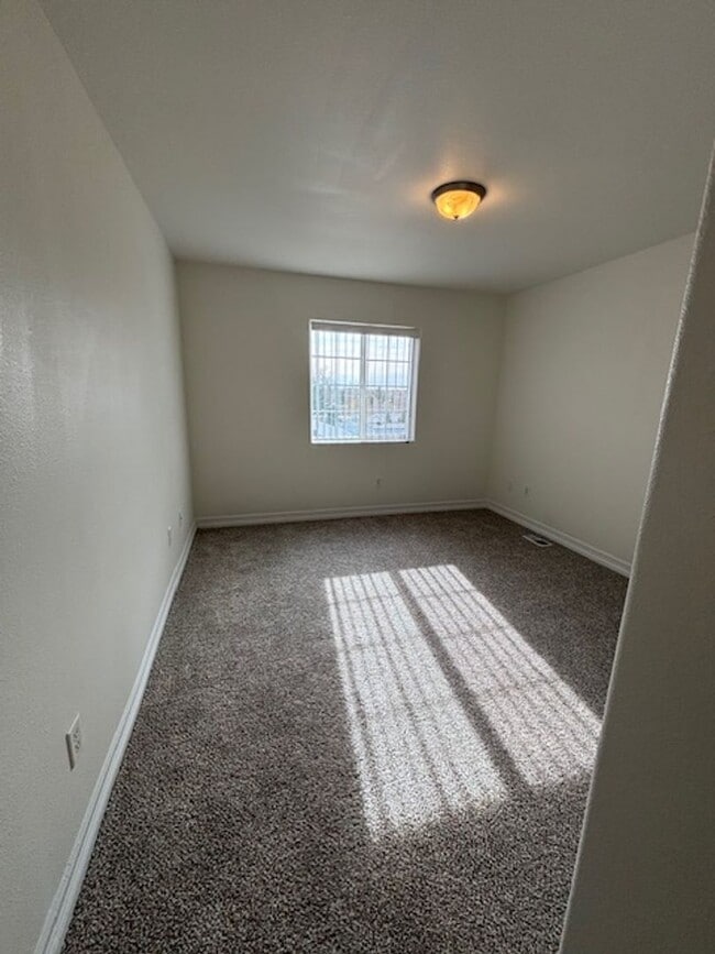 Building Photo - 4 Bedroom 3.5 Bath Townhouse Near Dell Ran...