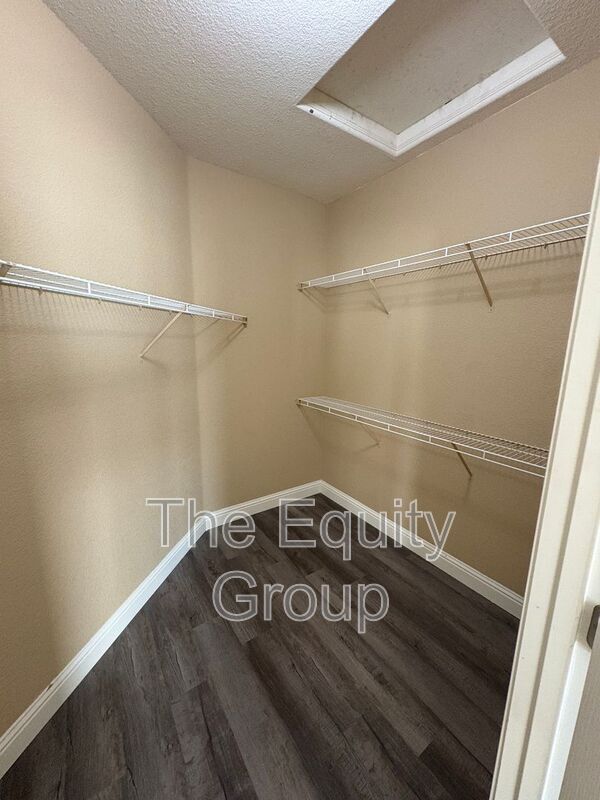 Building Photo - 6227 W Oak Ave