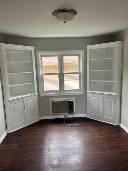 Building Photo - 1050 W Touhy Ave