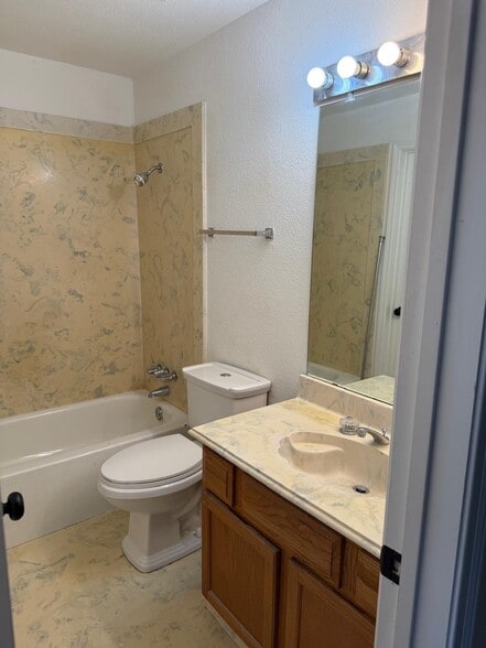 Building Photo - 8243 Creekbend Dr