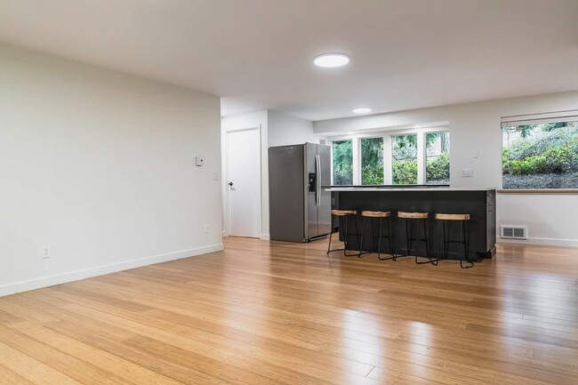 Building Photo - 860 Hyak Way