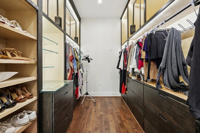 Building Photo - 8635 San Leandro Dr