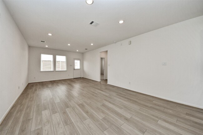Building Photo - 18010 Whitetail Run Ln