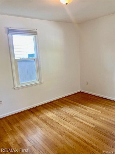 Building Photo - 421 E Farnum Ave
