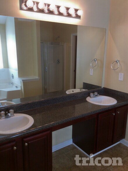 Building Photo - 6601 Pamplona Pl