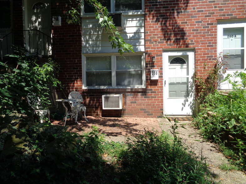 Building Photo - 258 Greenough St