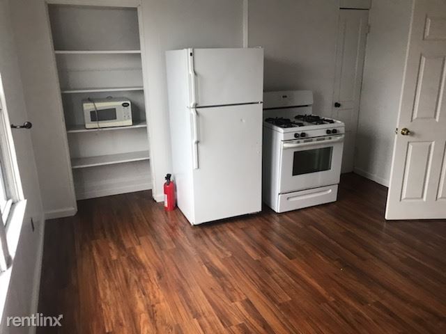 Building Photo - 2 br, 1 bath Triplex - ( August 2023 ) CLO...