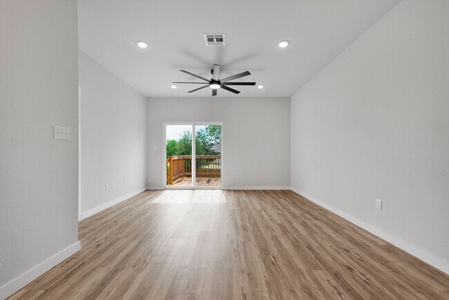 Building Photo - Cozy 3 Bedroom Home in Blue Ridge Ranch- Growing Southeast San Antonio Area!