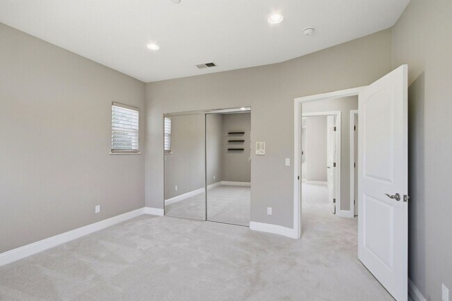 Building Photo - Stunning 5-Bedroom Sunnyvale Home