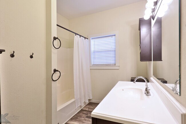 Building Photo - Cottage in the heart of Abilene!