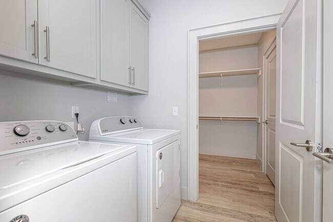 Building Photo - Fully furnished luxurious waterfront condo at The Inlet!