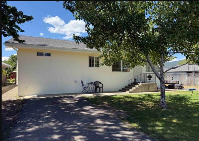 Building Photo - 328 Minckler Ave