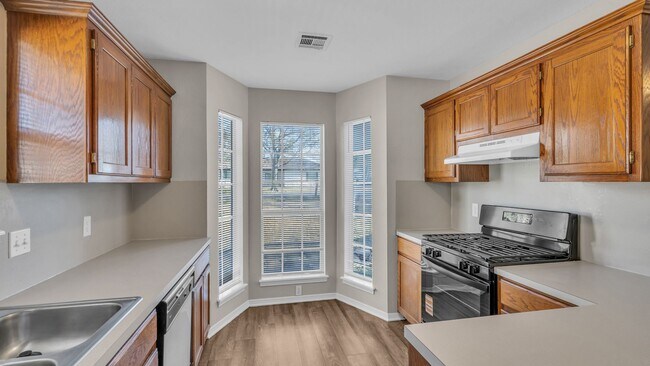 Building Photo - 3 Bed, 2 Bath in Tulsa - Available mid Oct...