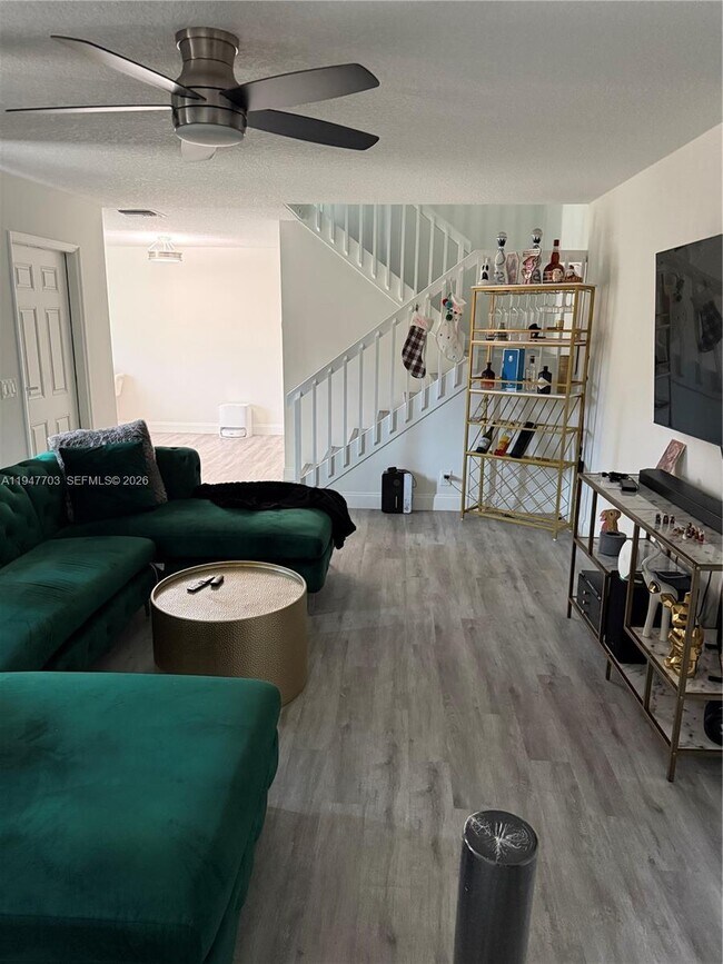 Building Photo - 2563 Lakeview Ct