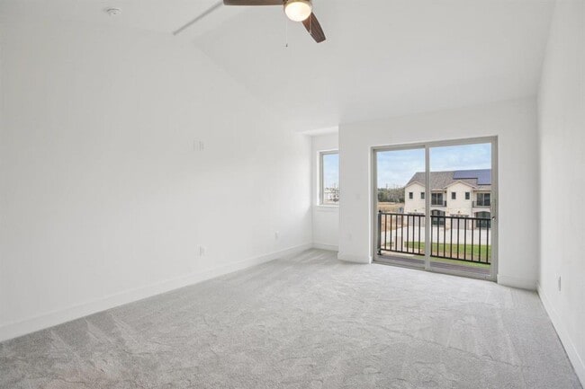 Building Photo - 302 Tesla Cir