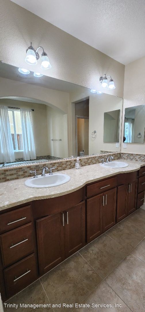 Building Photo - 4 br, 3.5 bath House - 235 Sorrento Lane