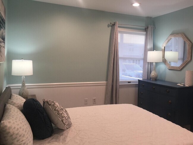 Building Photo - 205 3rd St S