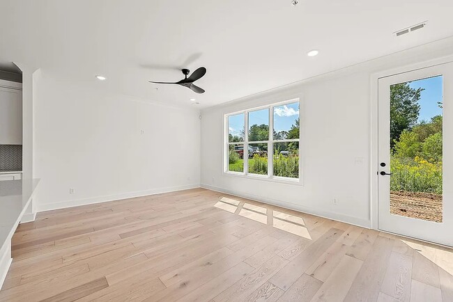 Building Photo - 805 Vickery Dr