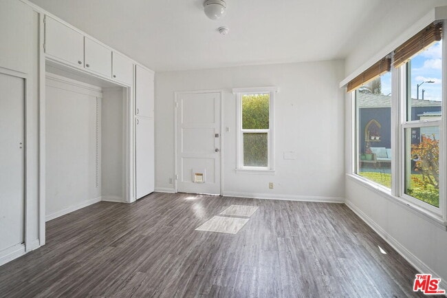 Building Photo - 216 6th Ave