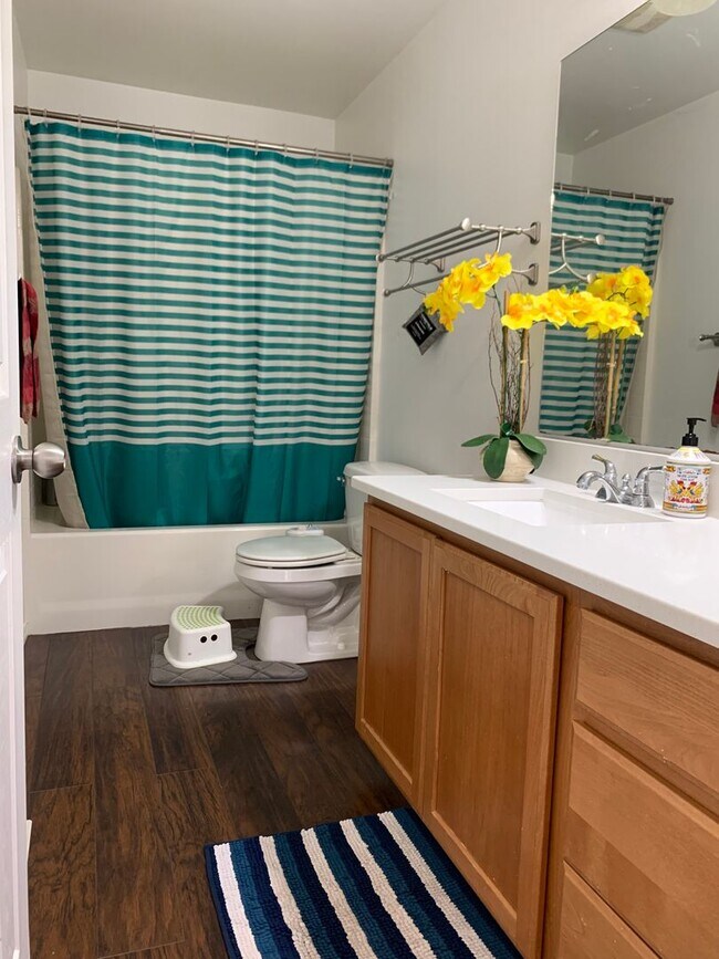 Building Photo - Remodeled Maple Woods Beauty