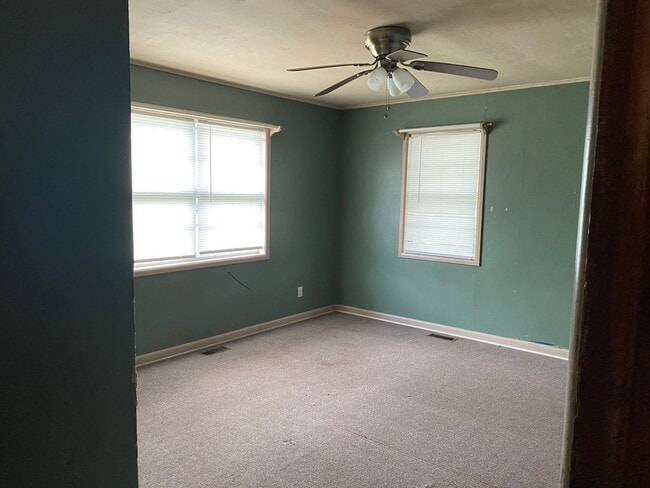 Building Photo - come look at this 2 bedroom 1 bathroom home