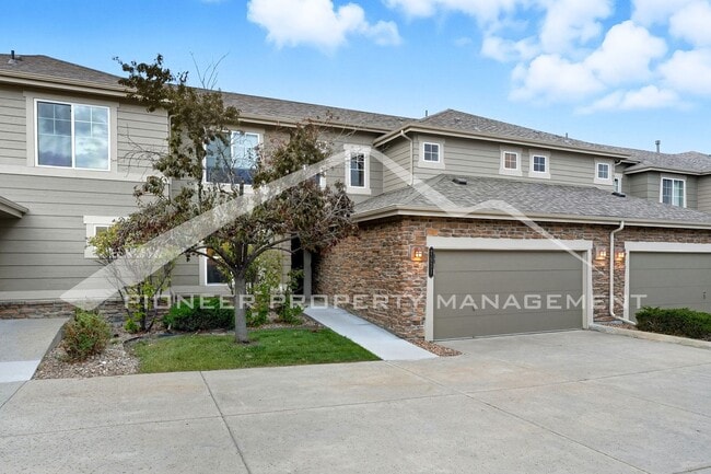 Building Photo - Gorgeous Townhouse with Gas Fireplace and ...