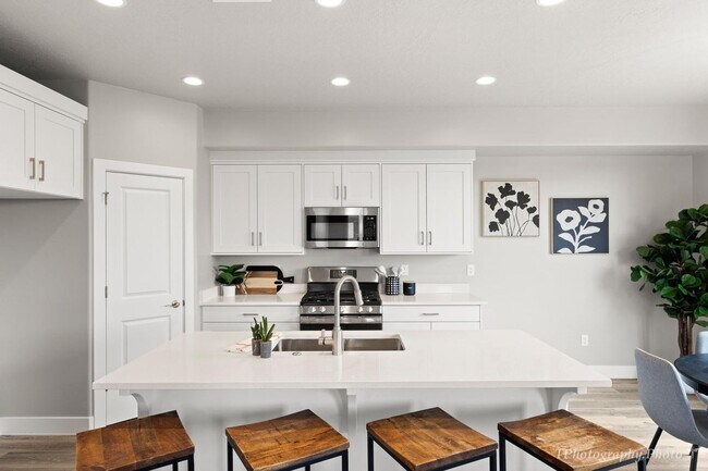 Building Photo - Stunning 4-Bedroom Home!