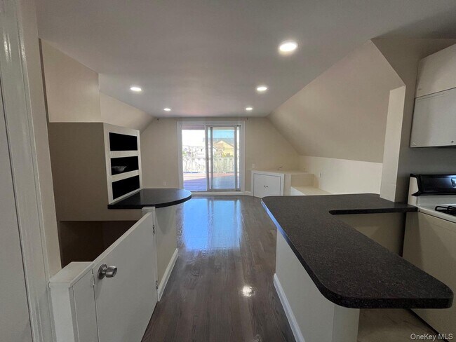 Building Photo - 252 Lindell Blvd