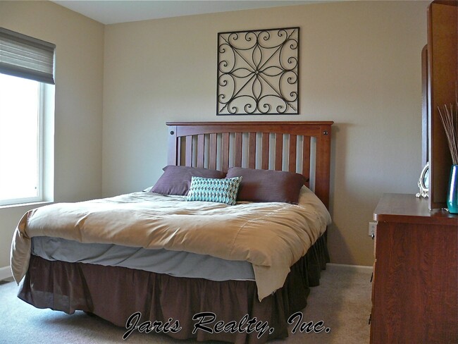 Building Photo - Immaculate just update  in the 4BR The Meadows