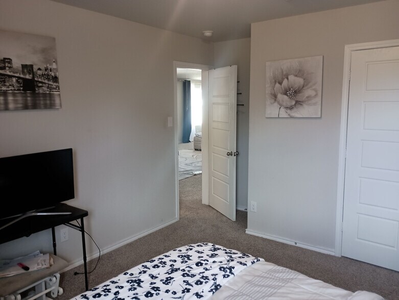 Building Photo - Room in House on Randolph Way