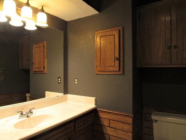 Building Photo - Yukon home for lease!!  3 bed/2 Bathroom w...