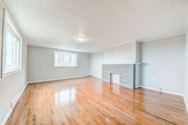 Building Photo - AVAILABLE JUNE 2026 -  4 Bedroom Full Renovation w/ Stunning Hilltop View & Central AC!