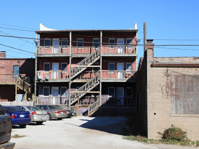 Building Photo - 805 W 2nd St