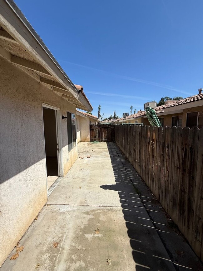 Building Photo - 3 Bed 2 bath in Southwest Bakersfield