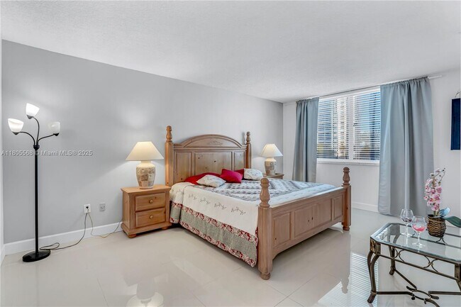 Building Photo - 500 Bayview Dr