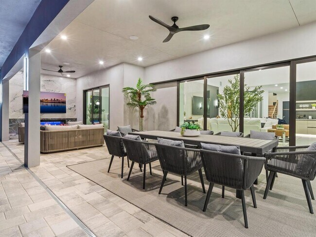 Building Photo - 2467 Hyde Park St