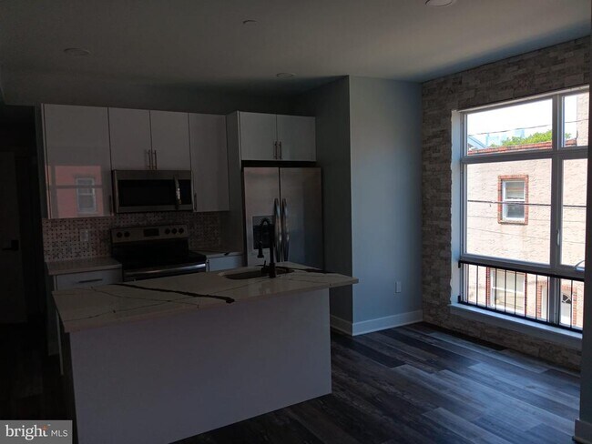 Building Photo - 1328 S 6th St