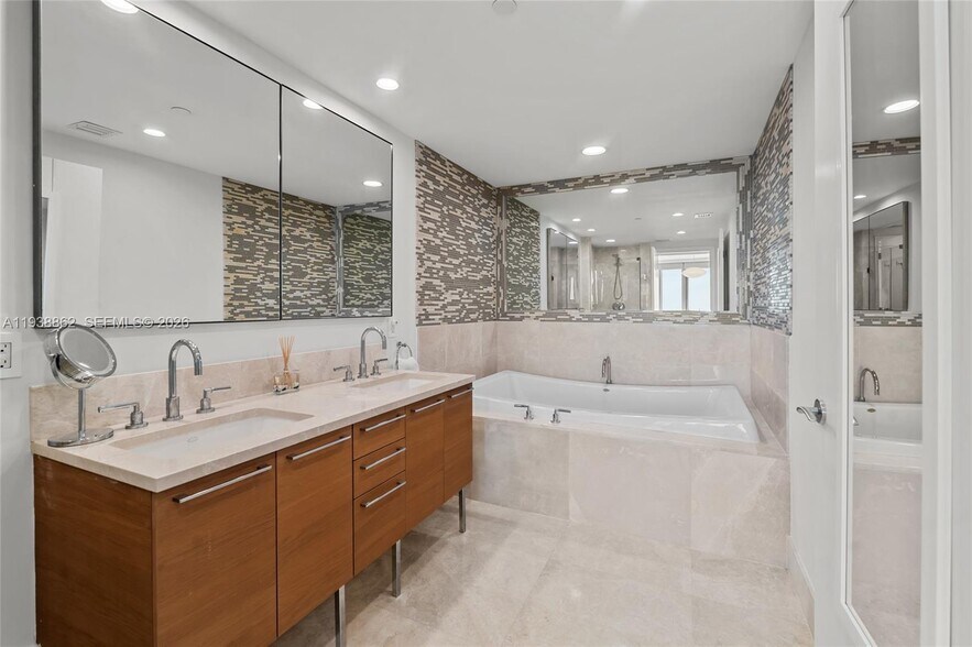 Building Photo - 17001 Collins Ave