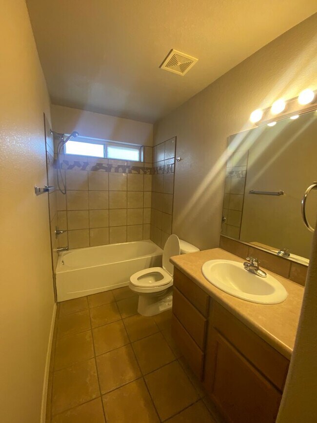 Building Photo - 4 Bedroom, 2 Bathroom House Available Now!