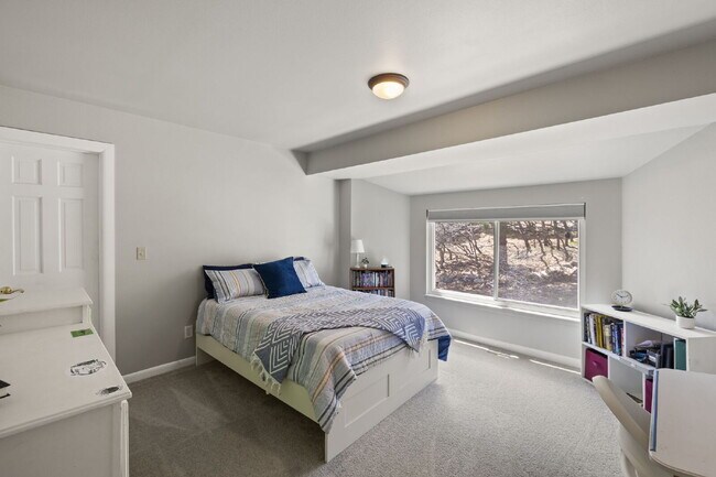 Building Photo - Spacious 6-Bedroom Broadmoor Rental with M...